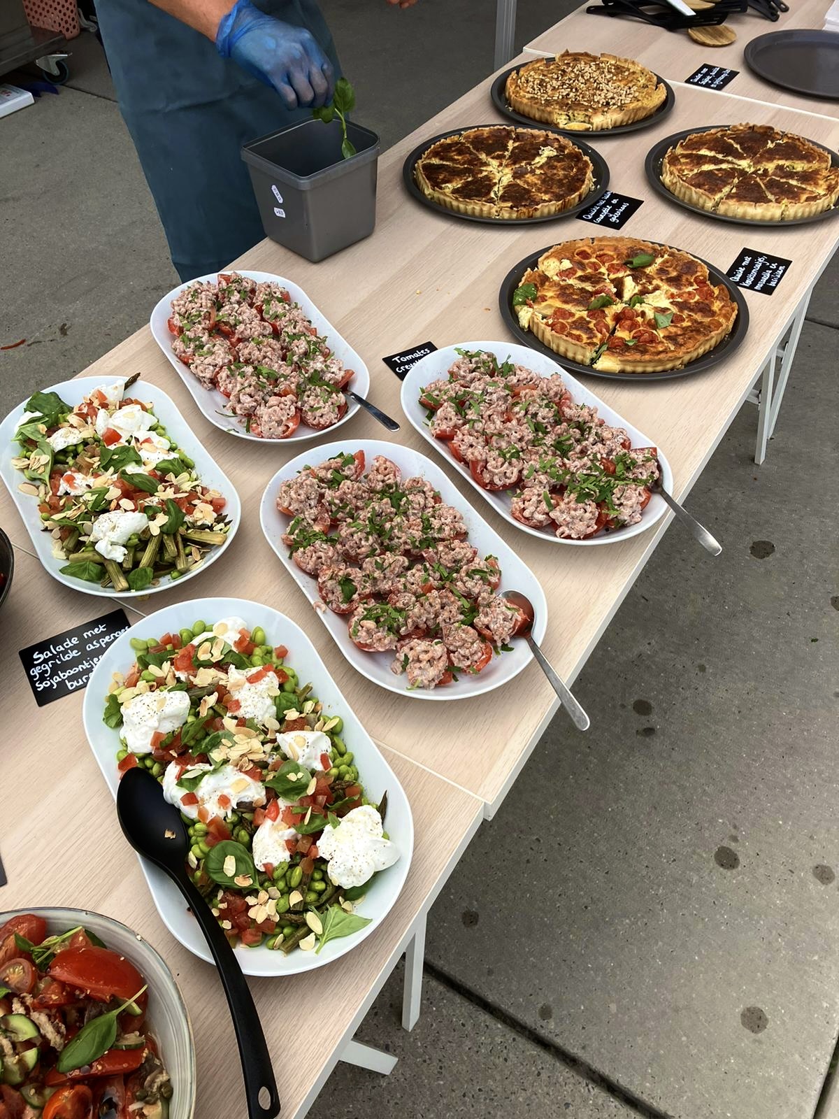 Catering-sfeerbeeld met gedeelde gerechtjes en seafood-presentatie.
