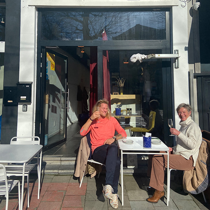 Drie seafood-gerechten op een donkere houten tafel