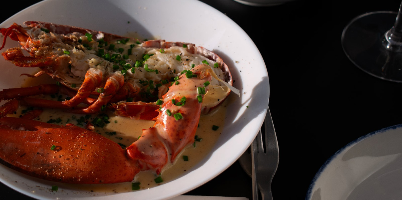 Lobster roll met fijngesneden ingredienten