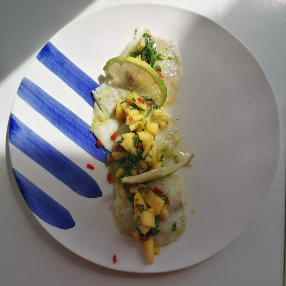 Restaurantinterieur met dieprode muren in A Rouge Affair